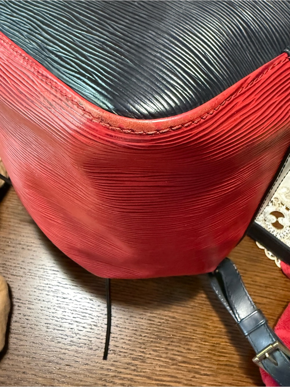 Louis Vuitton Noe PM Red and Black Epi Drawstring Bucket Bag - Picture 5 of 12